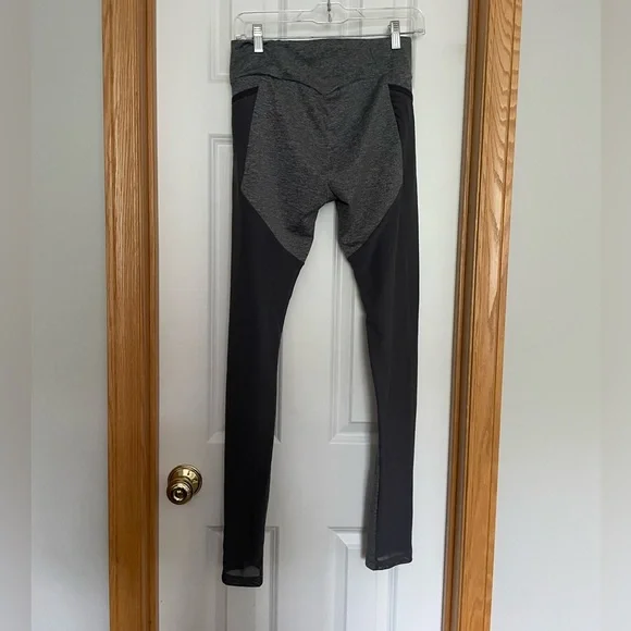 Gymshark Grey Mesh Back Leggings Size Large - Picture 5 of 9